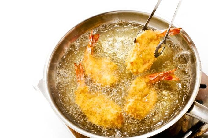 De acordo com o estudo, os subprodutos qumicos resultantes do preparo de alimentos em altas temperaturas so os responsveis pelo aumento do risco cardiovascular. (iStock/Getty Images)