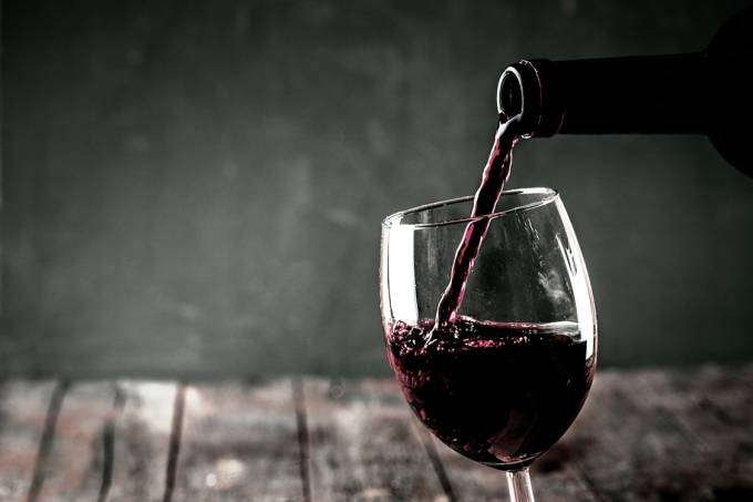 Um novo estudo realizado por pesquisadores alemes mostrou que fumantes ocasionais podem proteger sua sade cardiovascular dos danos agudos do cigarro ao tomar uma ou duas taas de vinho antes de fumar. (iStock/Getty Images)