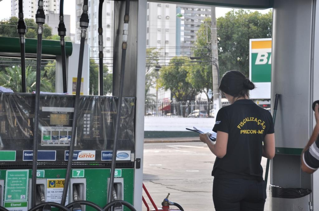 Fiscalizao do Procon-MT em postos de combustveis de Cuiab - Foto por: Procon/Sejudh-MT