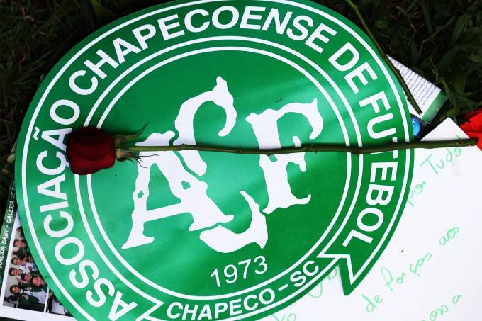 Flor  fotografada sobre logo da Chapecoense, na Arena Cond, em Chapec (SC), durante homenagens s vtimas do voo que transportava o clube catarinense para a disputa da final da Copa Sul-Americana, em Medelln, na Colmbia - 29/11/2016 (Paulo Whita
