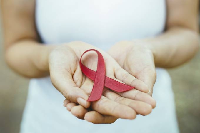 De acordo com o Ministrio da Sade, atualmente 827.000 pessoas vivam com HIV/aids no pas. Destas, 372.000 (45%) pessoas que ainda no esto em tratamento. (iStock/Getty Images)