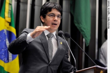 O senador Randolfe Rodrigues, relator do projeto que pe fim ao foro privilegiado