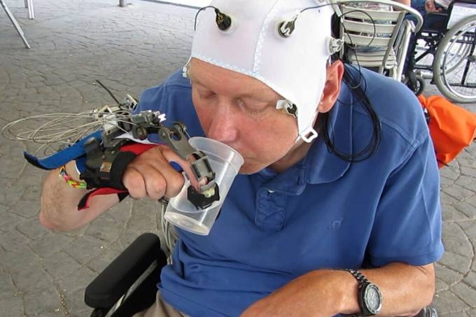 O novo dispositivo funciona a partir de uma toca que identifica sinais eltricos cerebrais e o movimento dos olhos e envia sinais a um computador que controla a luva anexada  mo do paciente. (Mario Cortese/AP)