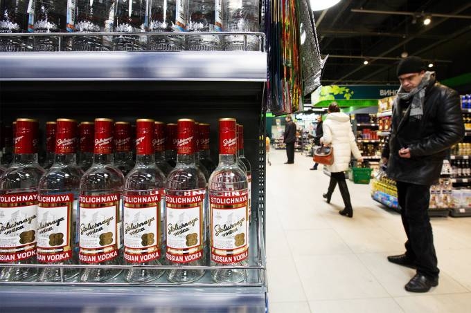 Homem observa garrafas de vodca em um mercado de Moscou, na Rssia - 04/02/2015 (Andrey Rudakov/Bloomberg/Getty Images)