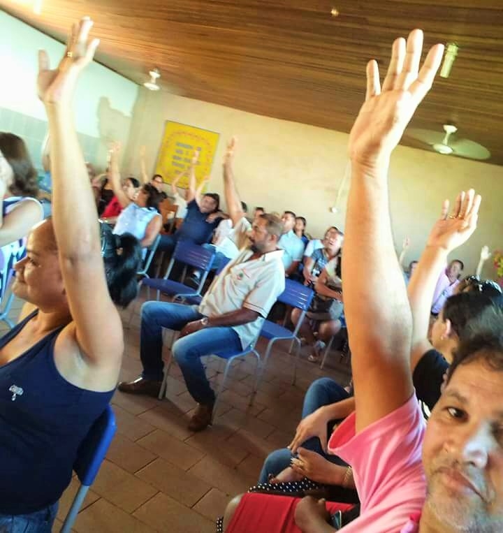 Servidores aclamam nome da colega Edileusa Souza que assumir o cargo em Janeiro.