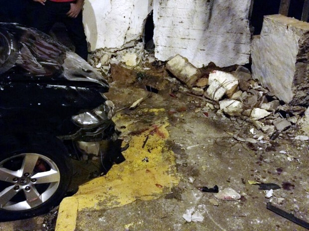 Carro s parou aps bater em um muro (Foto: Dimas Gonalves Xavier Junior )
