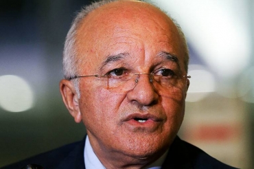 O governador do Amazonas, Jos� Melo de Oliveira (PROS), fala com jornalistas sobre a sa�da do PT (Partido dos Trabalhadores), da base de seu governo, nesta segunda-feira (19), em Bras�lia. (Foto: Alan Marques/Folhapress)