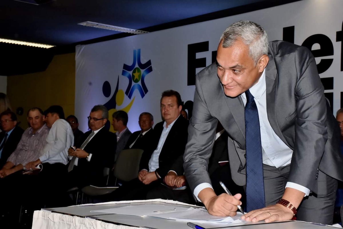 Zerma Fernandes assina termo de posse na chapa de Neurilan Fraga que foi reeleito presidente da AMM.