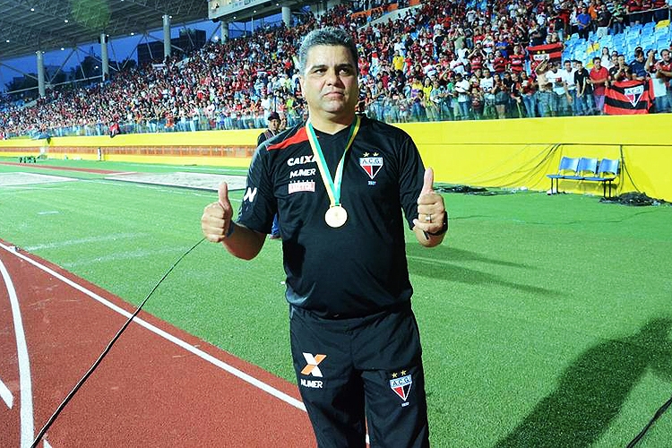 O tcnico do Atltico-GO, Marcelo Cabo: 'abraado' pelo clube (Divulgao)
