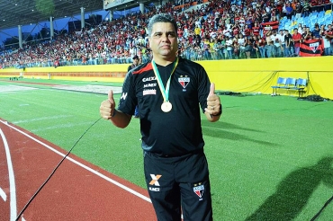 O tcnico do Atltico-GO, Marcelo Cabo: 'abraado' pelo clube (Divulgao)