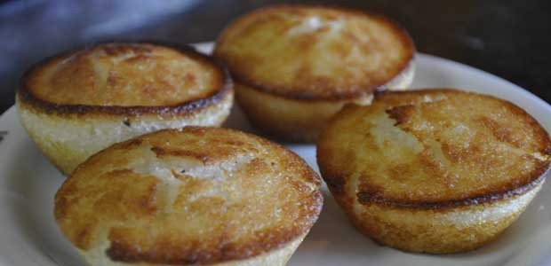 Bolo de arroz cuiabano  feito com arroz, mandioca e coco ralado (Foto: Denise Soares/G1)