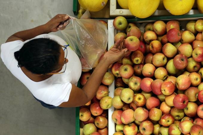 As expectativas para infla��o, cuja desacelera��o foi um dos motivos apontados pelo Copom para o corte maior, tamb�m ca�ram de 4,80% para 4,71% (Paulo Whitaker/Reuters)