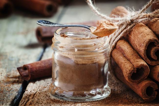 A Anvisa proibiu a comercializao e a distribuio de lotes de canela em p das marcas Junco Industria e Comercio Ltda, Arcos Comrcio Importao Ltda e da Indstria e Comercio de Temperos Sacy Ltda, aps serem encontrados fragmentos de pelo de roed