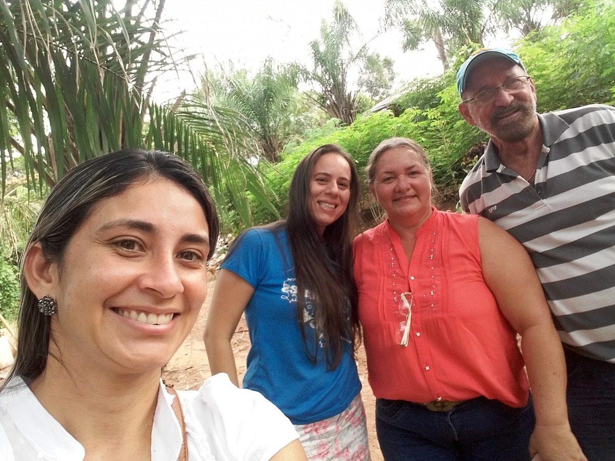 Os tcnicos das secretarias de sade e social em visita ao acampamento Joo Padre.