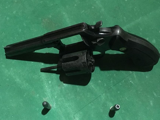 Suspeito de envolvimento na morte da idosa foi preso com arma e munies (Foto: Polcia Civil/Divulgao)