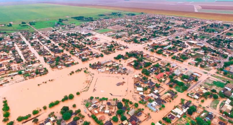 Chuvas alagaram bairro Jardim das Palmeiras, deixando situao catica em Campo Novo do Parecis; Prefeitura j  estima pelo menos trs mil desabrigados