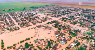 Chuvas alagaram bairro Jardim das Palmeiras, deixando situa��o ca�tica em Campo Novo do Parecis; Prefeitura j�  estima pelo menos tr�s mil desabrigados