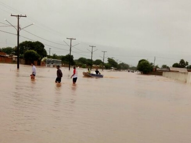 Algumas famlias so resgatadas de barco (Foto: Defesa Civil-MT)