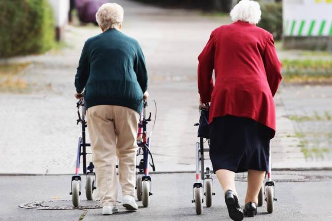 Mulheres idosas empurram carrinhos de compras em Berlim, Alemanha (Sean Gallup/Getty Images/VEJA)
