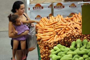 Empobrecimento da populao levou  reduo do consumo das famlias, que caiu 4,2% em 2016 (Paulo Whitaker/Reuters)