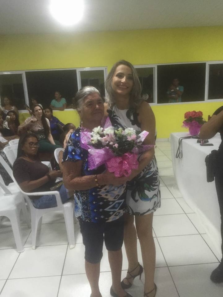 A primeira dama Mrcia Deungaro durante entrega de brindes na homenagem as mulheres.