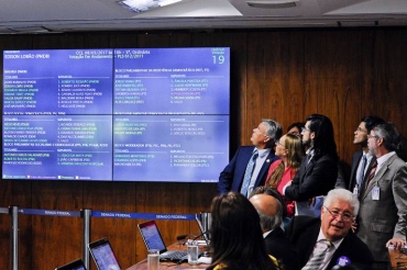 Senadores da Comiss�o de Constitui��o e Justi�a (CCJ) durante a aprova��o de projeto que reconhece uni�es homossexuais no Brasil (Edilson Rodrigues/Ag. Senado)