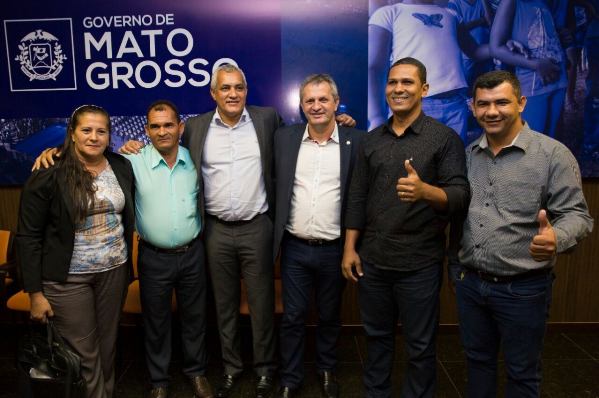 Na foto os vereadores Maria Aparecida de Oliveira (Presidente), Silvino Assuno, Delamar Aparecido e Ditinho, ladeados pelo prefeito Zema Fernandes e o Deputado Estadual Dilmar Dal Bosco.