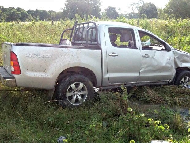 Caminhonete bateu em rvore e depois atingiu casal, segundo motorista (Foto: Jlio Fontes/ Poconet)