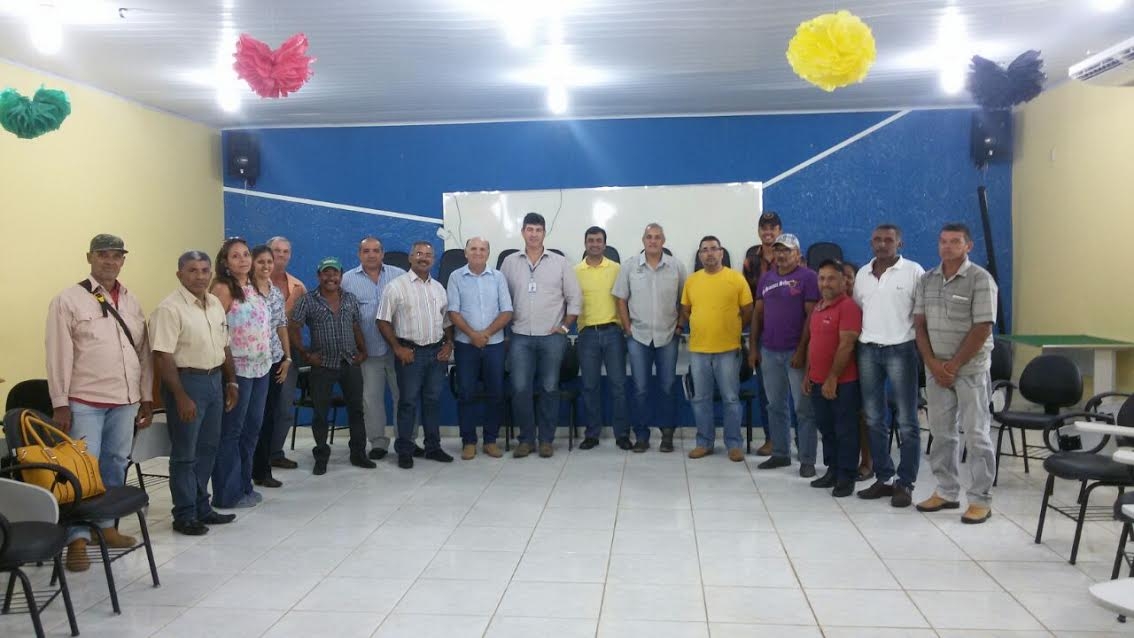 Produtores, representantes sindicais e do SEBRAE, tcnicos e o Poder Executivo discutem parceria para transformar bacia leiteira.
