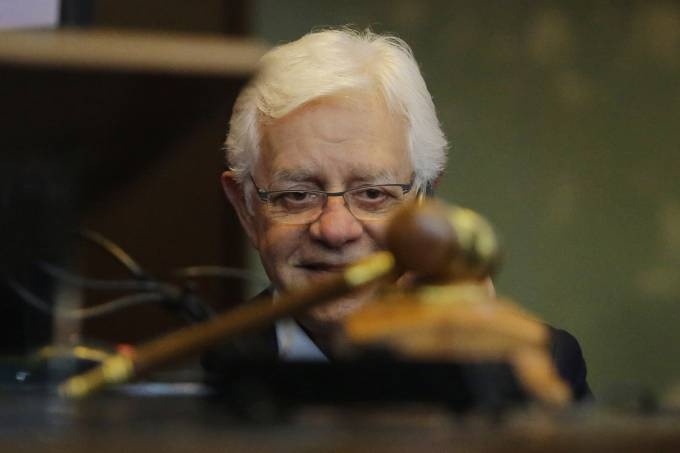 O ministro Moreira Franco, em leilo que privatizou os aeroportos de SalvadorFortaleza, Porto Alegre e Florianpolis (Nelson Antoine/Agif/Folhapress)