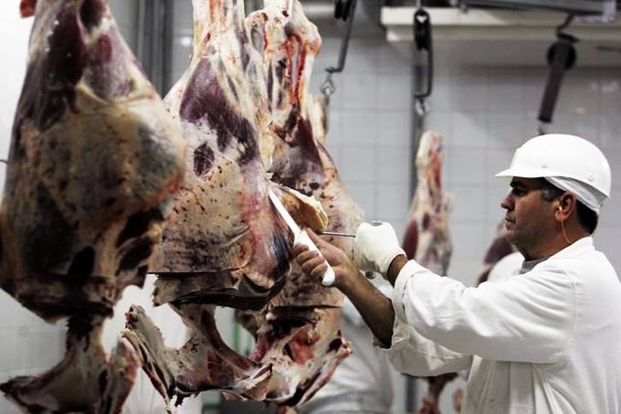 Trabalhador de frigorfico em So Paulo. (Paulo Whitaker/Reuters)