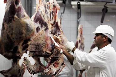 Trabalhador de frigorfico em So Paulo. (Paulo Whitaker/Reuters)