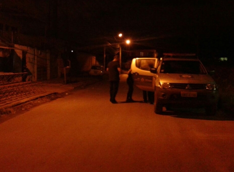 Pai de menor no momento em que foi conduzido pela PM aps agredir filho no ltimo domingo