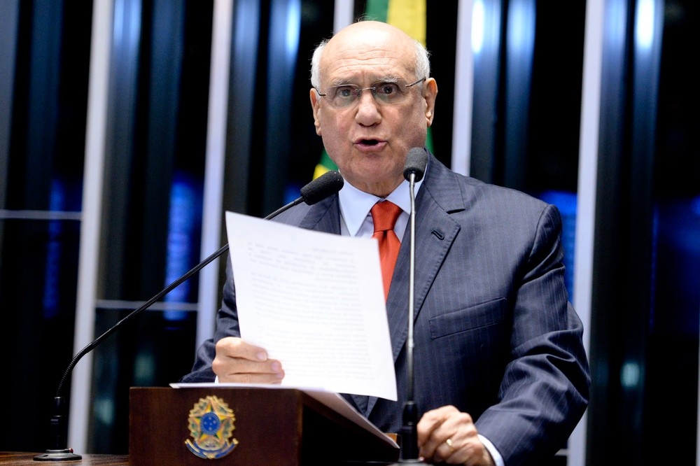 O senador Lasier Martins (PDT-RS) fala durante sesso no Senado, em Braslia, que julga se a presidente afastada Dilma Rousseff vai a julgamento no processo de impeachment (Foto: Jefferson Rudy/Agncia Senado)