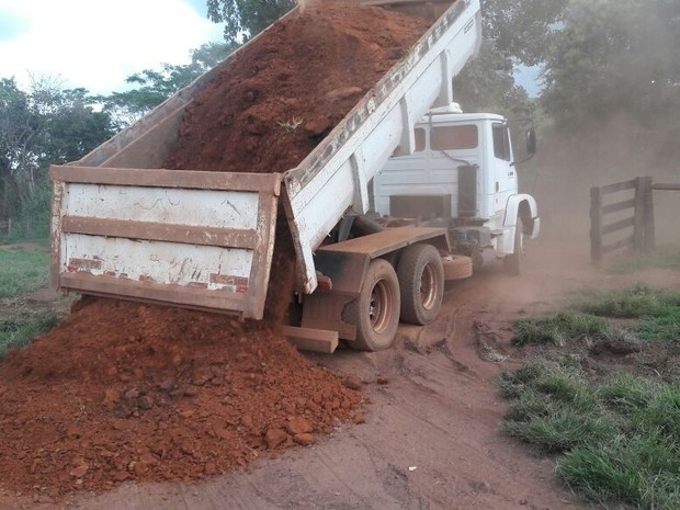Caminhes com a logo da prefeitura eram usados em fazenda, diz polcia (Foto: Polcia Civil de MT/Divulgao)