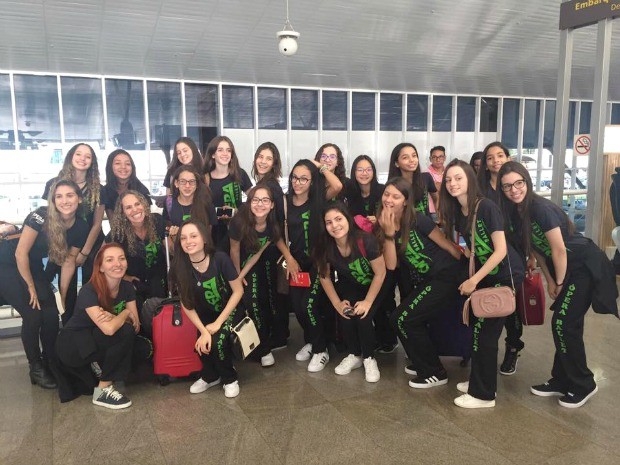 Bailarinas em foto tirada pouco antes do embarque, no Aeroporto Marechal Rondon, em Vrzea Grande (Foto: Vernica Weber/ Arquivo pessoal)
