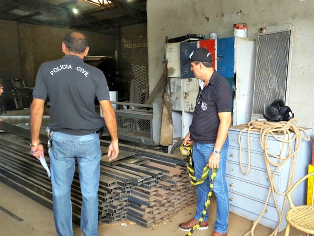 Durante operao, polcia encontrou mercadorias com receptadores (Foto: Lucas Torres/ Portal Sorriso)