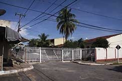 Rua fechada h mais de um ano pelos moradores do bairro Santa Amlia: segurana