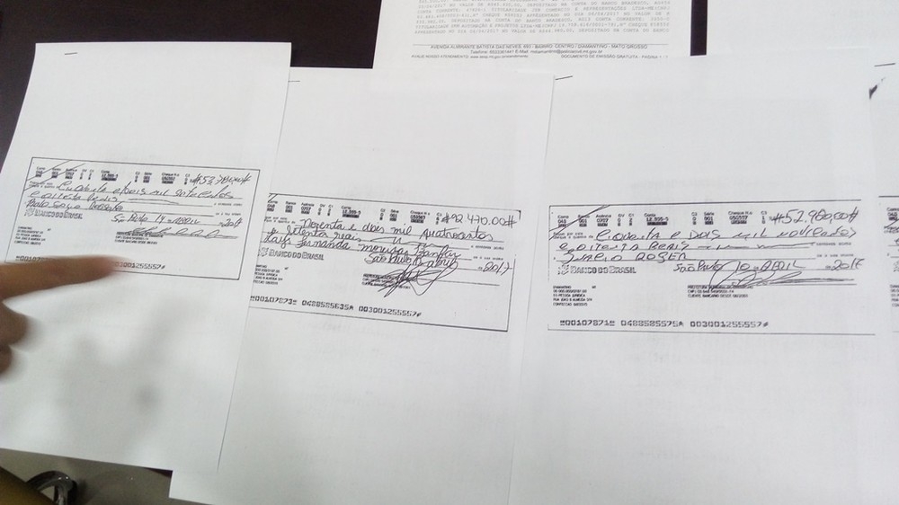 Cpias de cheques falsificados foram entregues  polcia (Foto: Assessoria/ Prefeitura de Diamantino - MT