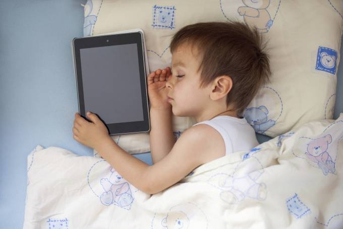 Apesar de dormirem mais durante o dia, os pequenos que passam muito tempo brincando com celulares e tablets demoram mais para pegar no sono e dormem um total de horas menor do que a mdia para um perodo de 24h (VEJA.com/Thinkstock/Thinkstock)