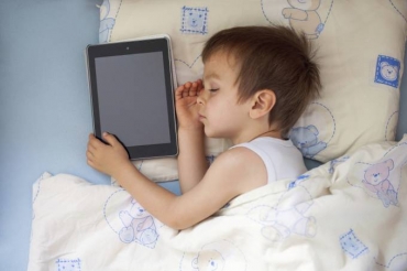 Apesar de dormirem mais durante o dia, os pequenos que passam muito tempo brincando com celulares e tablets demoram mais para pegar no sono e dormem um total de horas menor do que a mdia para um perodo de 24h (VEJA.com/Thinkstock/Thinkstock)
