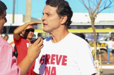 Do F�rum Sindical, Oscarlino acusa o governo de tentar fazer trabalhadores pagarem d�vida do Estado