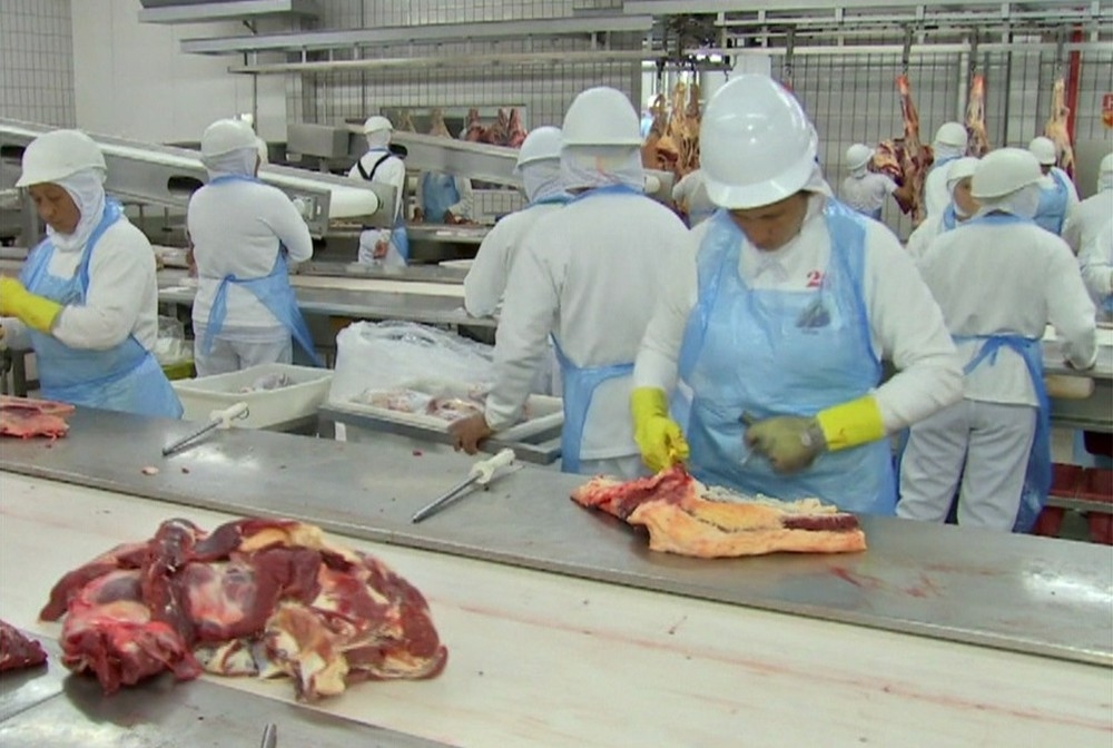 JBS concedeu frias coletivas a funcionrios de quatro plantas em Mato Grosso; atividades retomam no dia 24, diz empresa (Foto: Globonews)