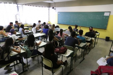 Segundo a OCDE, os jovens que estudam e trabalham costumam chegar atrasados s aulas e so mais propensos a abandonar o colgio antes do fim do ensino mdio. (Rivaldo Gomes/Folhapress)