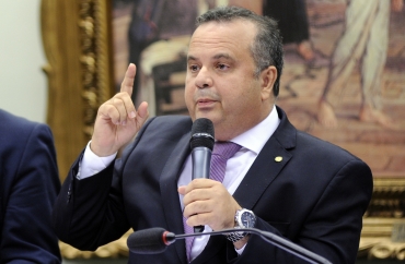 Rog�rio Marinho diz que inten��o n�o � retirar direitos, mas modernizar legisla��o. Juristas e entidades discordam frontalmente