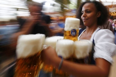 Pesquisadores constataram que descobriram que quase um em cada tr�s festeiros (cerca de 33%) da Oktoberfest estava sofrendo de arritmia card�aca. Na popula��o geral a taxa � de at� 4%. (Michael Dalder/Reuters/VEJA)
