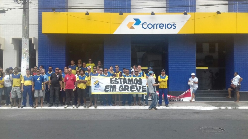 Trabalhadores dos Correios fazem ato no Centro de Macei (Foto: Hagata Chrystie/G1)