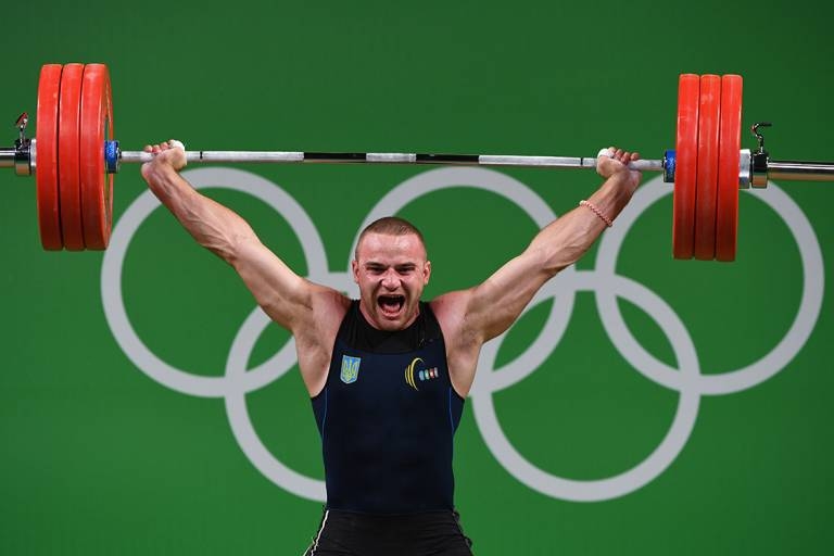 O ucraniano Oleksandr Pielieshenko durante levantamento de peso nas Olimpíadas Rio 2016 (Goh Chai Hin/AFP)