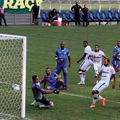 Um dos lance no jogo entre Cuiab� e Sinop, na Arena Pantanal, quando o Dourado venceu a partida de virada
