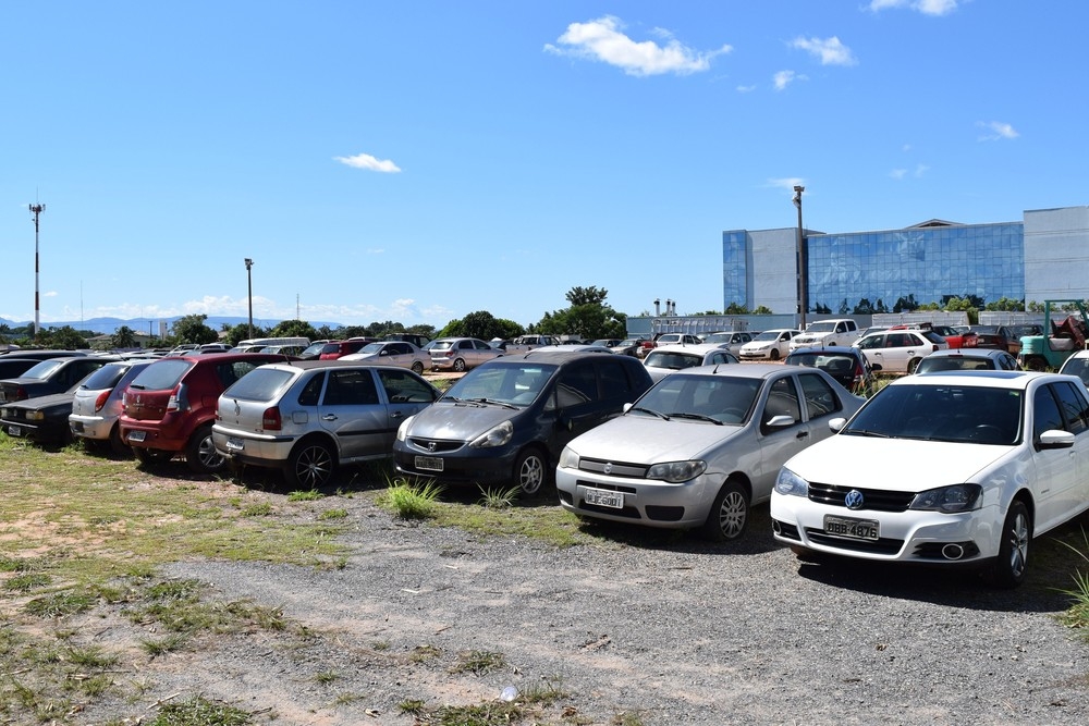 Carros, motos e sucatas sero leiloados nesta semana pelo Frum de Cuiab (Foto: TJMT/Divulgao)